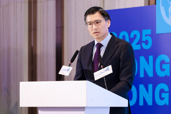 Hon Duncan CHIU, Member of LegCo (Technology and Innovation) speaks before the panel.